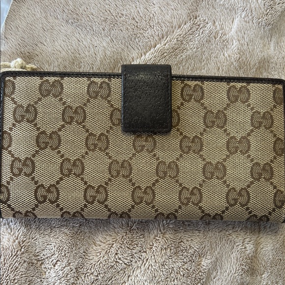 Authentic and Immaculate Gucci Beige and Brown Monogram Clutch with Silver Chain - Picture 4 of 8
